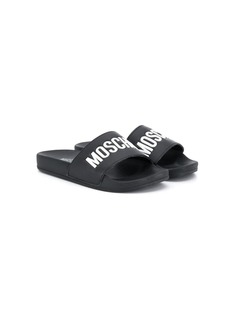 Moschino Kids шлепанцы с принтом логотипа