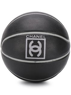 Chanel Pre-Owned баскетбольный мяч с логотипом CC