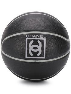 Chanel Pre-Owned баскетбольный мяч с логотипом CC