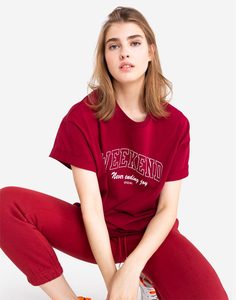 Бордовая футболка oversize с надписью Gloria Jeans