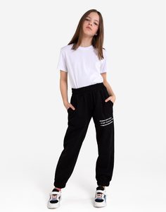 Чёрные брюки-джоггеры с принтом для девочки Gloria Jeans