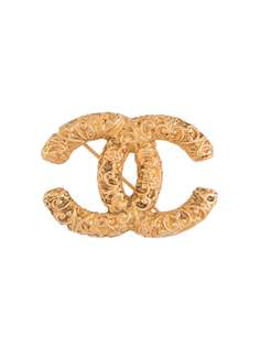 Chanel Pre-Owned фактурная брошь 1995-го года с логотипом CC