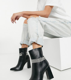 Черные полусапожки для широкой стопы на блочном каблуке с заостренным носком и цепочкой Truffle Collection-Черный цвет