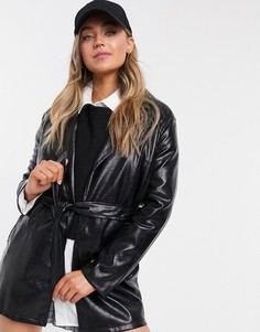 Черная виниловая куртка-рубашка из искусственной кожи с поясом Bershka-Черный цвет