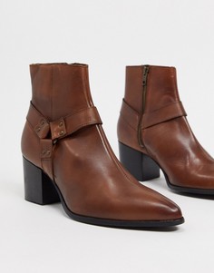 Коричневые кожаные ботинки челси на каблуке с заостренным носком и ремешком ASOS DESIGN-Коричневый цвет