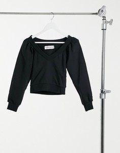 Черный свитер с открытым плечом Ivyrevel