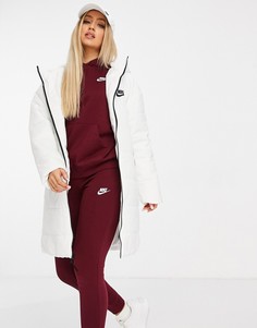 Белый длинный пуховик с логотипом-галочкой на спине Nike
