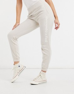 Кремовые спортивные брюки с вертикальным логотипом Abercrombie & Fitch-Белый