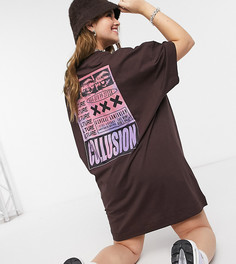 Эксклюзивное темно-коричневое платье-футболка с короткими рукавами и принтом COLLUSION Plus-Коричневый