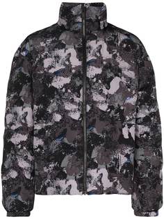 Marcelo Burlon County of Milan пуховик с камуфляжным принтом
