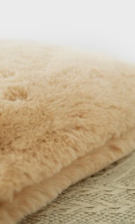 Stradivarius Чехол Для Декоративной Подушки Из Искусственного Меха Женская Коллекция Бежевый 64