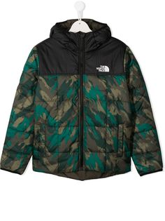 The North Face Kids пуховик с камуфляжным принтом