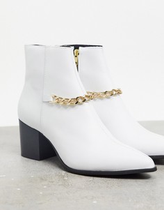 Белые кожаные сапоги-челси на каблуке с острым носком и цепочкой ASOS DESIGN-Белый