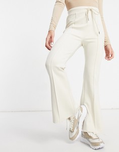 Кремовые брюки клеш с защипами ASOS DESIGN-Neutral