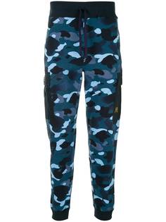 A BATHING APE® спортивные брюки карго с камуфляжным принтом