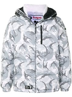 AAPE BY *A BATHING APE® камуфляжный пуховик с капюшоном