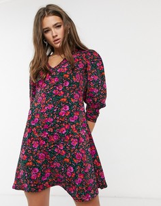 Платье мини с объемными рукавами и цветочным принтом QED London-Многоцветный