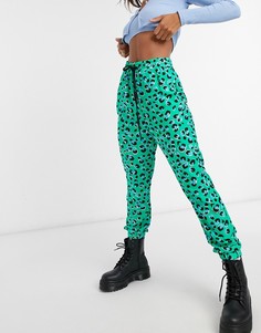 Зеленые шорты с ярким леопардовым принтом Love Moschino-Зеленый цвет