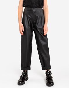 Чёрные брюки-карго из экокожи для девочки Gloria Jeans