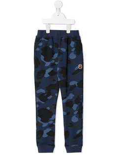 A BATHING APE® спортивные брюки с камуфляжным принтом