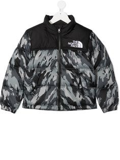 The North Face Kids пуховик с камуфляжным принтом