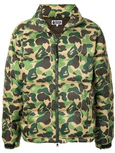 A BATHING APE® пуховик с принтом ABC Camo
