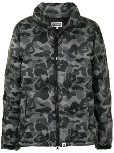 A BATHING APE® пуховик с принтом ABC Camo