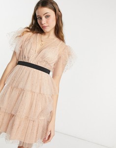 Ярусное платье мини из ткани добби цвета розового золота с расклешенными рукавами и контрастным поясом Forever U-Розовый цвет