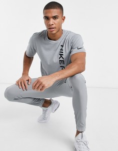 Серая футболка с логотипом Nike Pro Training-Серый