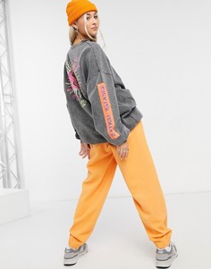 Серый спортивный топ с эффектом кислотной стирки и принтом дракона на спине Bershka