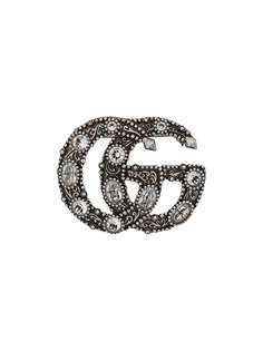 Gucci брошь с гравировкой GG Marmont и кристаллами