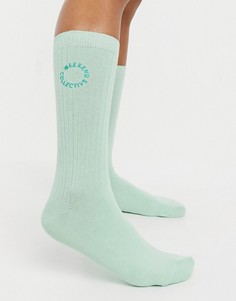Шалфейно-зеленые носки до середины икры в рубчик с вышитым логотипом ASOS Weekend Collective-Зеленый цвет