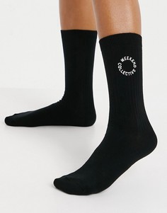 Черные носки до середины икры в рубчик с вышитым логотипом ASOS Weekend Collective-Черный цвет