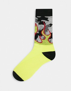 Спортивные носки с камуфляжным принтом и рисунком в виде пламени ASOS DESIGN-Многоцветный