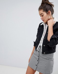 Выбеленная черная джинсовая куртка с воротником из искусственного меха ASOS DESIGN-Черный