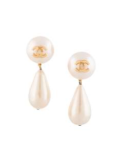 Chanel Pre-Owned серьги-подвески с искусственным жемчугом и логотипом CC