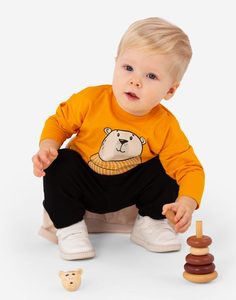 Жёлтый лонгслив oversize с принтом Kids need hugs для малыша Gloria Jeans