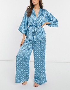 Атласная премиум-пижама синего цвета с мозаичным принтом из рубашки с поясом и брюк ASOS DESIGN-Голубой