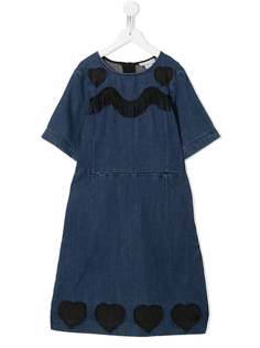 Stella McCartney Kids джинсовое платье с бахромой и нашивками
