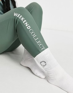 Белые носки средней высоты в рубчик с вышитым логотипом ASOS Weekend Collective-Белый