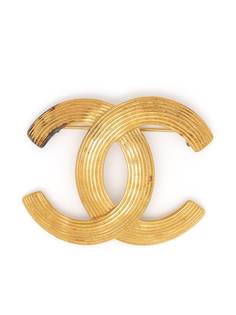 Chanel Pre-Owned брошь 1997-го года в рубчик с логотипом CC