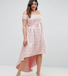 Асимметричное кружевное платье с вырезом лодочкой Chi Chi London Plus-Розовый
