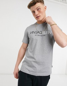 Серая футболка с отраженным логотипом-надписью на груди Calvin Klein-Серый