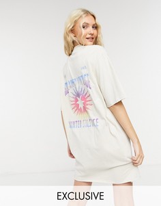 Светло-бежевое платье-футболка с карманом и рисунком Reclaimed Vintage Inspired-Бежевый