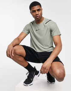 Футболка цвета хаки с логотипом-галочкой Nike Pro Training-Зеленый цвет