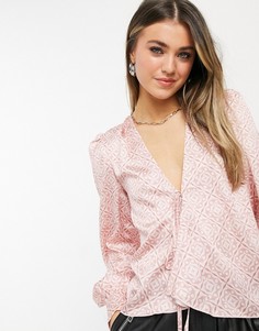 Атласная блузка с завязкой спереди, сборками и однотонным плиточным принтом от комплекта Never Fully Dressed-Розовый цвет