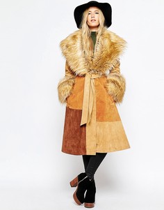 Замшевое пальто с воротником из искусственного меха ASOS-Коричневый цвет