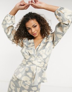 Атласная блузка с нейтральным леопардовым принтом и перекрещенными завязками спереди от комплекта Never Fully Dressed-Многоцветный