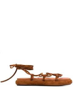 KHAITE сандалии с завязками на щиколотке