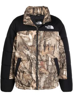 The North Face пуховик с камуфляжным принтом